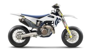 Husqvarna Supermoto-Motorrad in modernem Design mit sportlichen Felgen und leistungsstarkem Motor.
