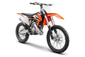 Das Bild zeigt ein KTM-Motorrad mit orange-weißer Farbgebung, ideal für Offroad-Abenteuer und sportliche Fahrten.