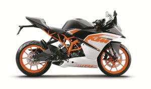 Eine KTM RC 200 in auffälligem Schwarz-Orange mit sportlichem Design und modernen Komponenten.