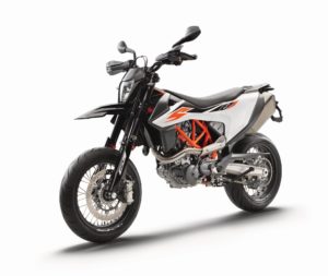Ein sportliches KTM-Motorrad in modernem Design mit auffälligen orangefarbenen Akzenten und leistungsstarkem Motor.