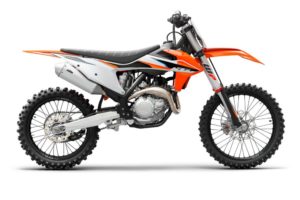 Das Bild zeigt eine KTM Motocross-Maschine in auffälligem Orange und Schwarz, ideal für Offroad-Abenteuer und sportliche Fahrten.