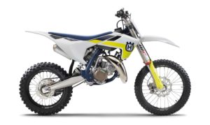 Die Husqvarna TC 125 ist ein leistungsstarkes Offroad-Motorrad mit modernem Design, ideal für Abenteuer auf der Strecke.