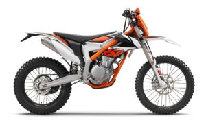 Sportliches KTM Offroad-Motorrad mit orange-schwarzem Design und robusten Reifen.