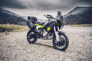 Husqvarna Motorrad im Gelände mit beeindruckendem Design und robusten Reifen, ideal für Abenteuerfahrten.