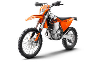 Das Bild zeigt ein KTM-Motorrad in leuchtendem Orange, das für Offroad-Abenteuer konzipiert ist.