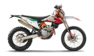 Die KTM-Enduro-Motorrad zeigt eine sportliche Bauweise mit robusten Reifen und einem leistungsstarken Motor, ideal für Offroad-Abenteuer.