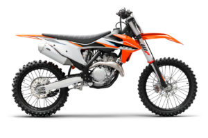 KTM Motocross-Motorrad in leuchtendem Orange und Weiß, ideal für Offroad-Abenteuer, angeboten von GST-Berlin GmbH.