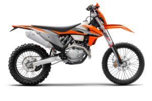 Ein KTM Offroad-Motorrad in auffälliger orange-grauer Farbgestaltung, ideal für Abenteuerfahrten im Gelände.
