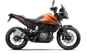 Das Bild zeigt ein KTM-Motorrad in auffälliger orange-schwarzer Farbgestaltung, ideal für Abenteuerfahrten und Offroad-Abenteuer.