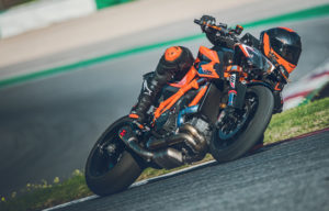 Ein Motorradfahrer auf einer KTM beim sportlichen Fahren auf der Rennstrecke.