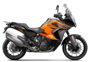 Die KTM 1290 Super Adventure präsentiert sich in einem sportlichen Design mit auffälligen orangefarbenen Akzenten und ist ideal für Abenteuerfahrten.
