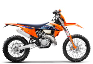 Die KTM Motocross-Maschine in leuchtendem Orange und Blau steht auf einem neutralen Hintergrund und zeigt ihre leistungsstarke Bauweise für Offroad-Abenteuer.