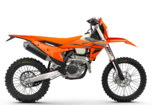Die KTM 450 EXC-F ist ein leistungsstarkes Offroad-Motorrad mit einem markanten orangefarbenen Design und robusten Reifen, ideal für Abenteuerfahrten.
