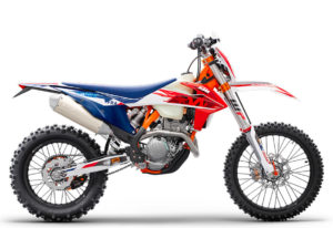 Sportliches KTM-Motorrad mit modernem Design und hochwertigen Komponenten, ideal für Offroad-Abenteuer.