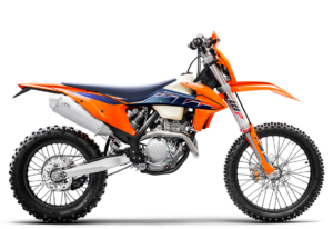 Die KTM Enduro-Motorrad im sportlichen Design mit orangefarbenem Rahmen und leistungsstarkem Motor.
