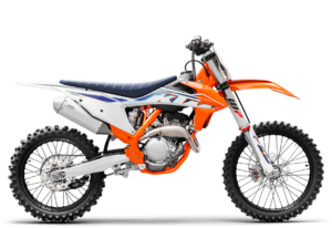 Das Bild zeigt ein KTM Dirtbike in auffälliger orange-weißer Farbgebung, ideal für Offroad-Abenteuer und erhältlich bei GST-Berlin GmbH.