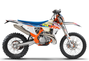 Eine KTM Offroad-Motorrad mit auffälligem Design und leistungsstarkem Motor steht vor weißem Hintergrund.