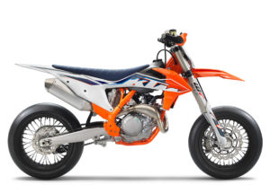 Motorrad KTM 450 SMR in orange und weiß, ideal für sportliches Fahren und Offroad-Abenteuer.