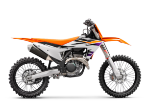 Motorrad KTM mit orangefarbenem Design und Geländereifen, ideal für Offroad-Abenteuer und erhältlich bei GST-Berlin GmbH.