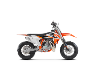 Motorrad von KTM in orange-weißer Farbgebung, ideal für Offroad-Abenteuer und erhältlich bei GST-Berlin GmbH.