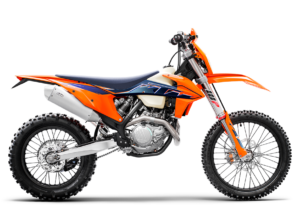 Ein KTM Offroad-Motorrad in leuchtendem Orange mit robusten Reifen und modernem Design, ideal für Abenteuer und Gelände.