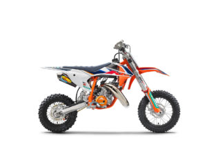 Ein KTM-Motorrad in sportlichem Design steht auf einem weißen Hintergrund und ist für Offroad-Abenteuer konzipiert.