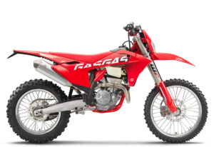 Rotes GasGas Motorradmodell mit robusten Reifen und sportlichem Design, ideal für Offroad-Abenteuer.