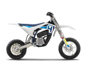 Moderne Husqvarna Motocross-Maschine in Weiß und Blau mit leistungsstarkem Motor und robustem Design für Offroad-Abenteuer.