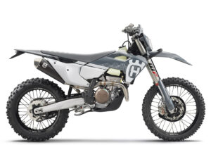 Husqvarna Enduro-Motorrad in modernem Design mit robusten Reifen und leistungsstarkem Motor, erhältlich bei GST-Berlin GmbH.