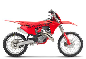 Die rote GasGas MC 125 Motocross-Maschine präsentiert sich in einem sportlichen Design mit leistungsstarkem Motor und robusten Reifen.
