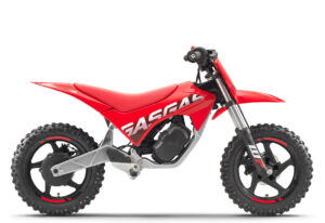 Ein rotes GasGas Motorrad mit einem modernen Design, das ideal für Offroad-Abenteuer und junge Fahrer geeignet ist.