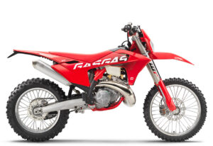 Das Bild zeigt ein rotes GasGas-Motorrad, Modell EC, mit einem sportlichen Design und robusten Reifen, ideal für Offroad-Abenteuer.