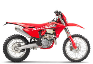 Das Bild zeigt ein rotes GasGas Motorrad, Modell EC, mit robusten Reifen und einem sportlichen Design, ideal für Offroad-Abenteuer.