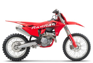 Das Bild zeigt ein rotes GasGas Motorrad, Modell MC, mit sportlichem Design und Offroad-Reifen.