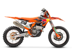 Motorrad KTM 250 SX-F in leuchtendem Orange mit speziellen Rennaufklebern und hochwertigen Reifen.