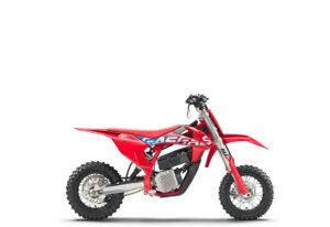 Das Bild zeigt ein rotes GasGas-Motorrad, ideal für Offroad-Abenteuer und sportliche Fahrten.