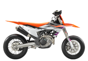 Das Bild zeigt ein KTM-Motorrad in auffälliger orange-weißer Lackierung, ideal für Offroad-Abenteuer und sportliche Fahrten.