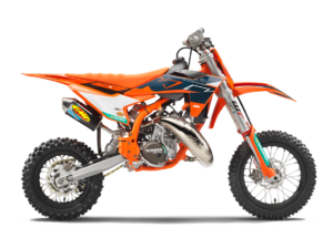 KTM Motocross-Motorrad in auffälligem Orange und Schwarz, ideal für Offroad-Abenteuer und Wettbewerbe.