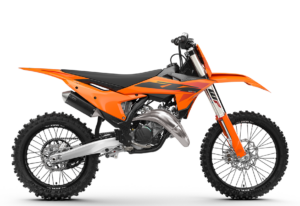 Die KTM Motocrossmaschine in leuchtendem Orange zeigt sich in seitlicher Ansicht mit einem modernen Design und leistungsstarkem Motor.