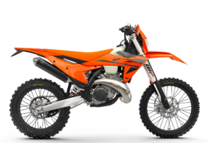 Die KTM Motocross-Maschine in leuchtendem Orange mit robusten Reifen und sportlichem Design steht für hohe Leistung und Abenteuerlust.