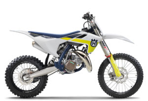 Husqvarna Motocross-Motorrad in Weiß und Gelb, ideal für Offroad-Abenteuer und leistungsstarkes Fahren.