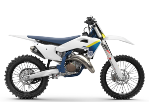 Das Bild zeigt ein modernes Husqvarna-Motorrad mit einer schlanken weißen Karosserie und robusten Reifen, ideal für Offroad-Abenteuer.