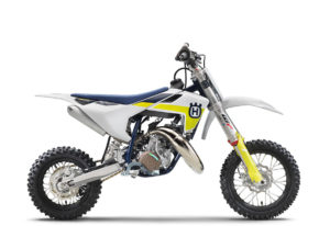 Husqvarna Motocross-Motorrad in modernem Design mit gelben und weißen Akzenten auf weißem Hintergrund.