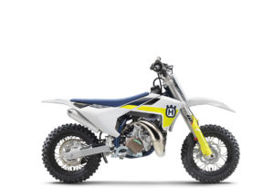 Husqvarna TC 125 Motocross-Motorrad in Weiß und Gelb mit schwarzem Reifenprofil, ideal für Offroad-Abenteuer.