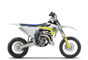 Husqvarna TC 125 Motocross-Motorrad in weiß und gelb, ideal für Offroad-Fahrer und Motorsport-Enthusiasten.