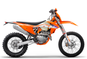 Die KTM Enduro-Motorrad im auffälligen Orange, ideal für Abenteuer und Offroad-Fahrten, wird von GST-Berlin GmbH angeboten.
