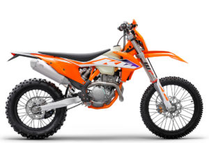 Das Bild zeigt ein KTM-Motorrad in auffälliger orange-weißer Farbgebung, ideal für Offroad-Abenteuer und sportliche Fahrten.