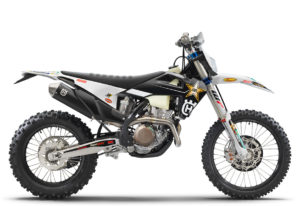 Motorrad der Marke Husqvarna mit moderner Ausstattung und robustem Design, ideal für Offroad-Abenteuer.