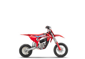 GasGas Offroad-Motorrad in leuchtendem Rot mit robustem Design und geländetauglichen Reifen, ideal für Abenteuer und Sport.