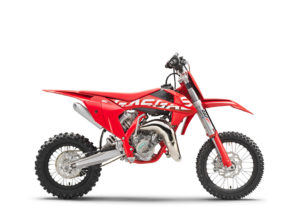 Das Bild zeigt ein rotes GasGas Dirtbike, Modell MC, das für Offroad-Abenteuer konzipiert ist.
